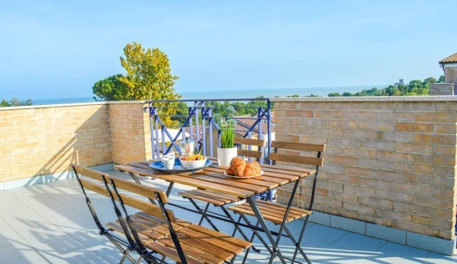 G.Bay C23 - Second floor apartment with balcony overlooking the sea and the pool