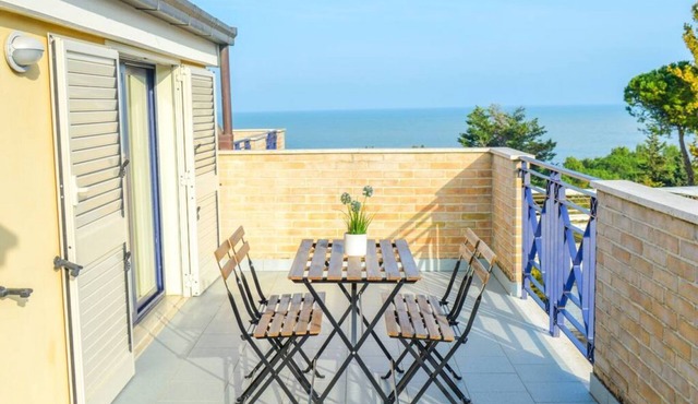 G.Bay C24 - Second floor apartment with balcony overlooking the sea and the pool