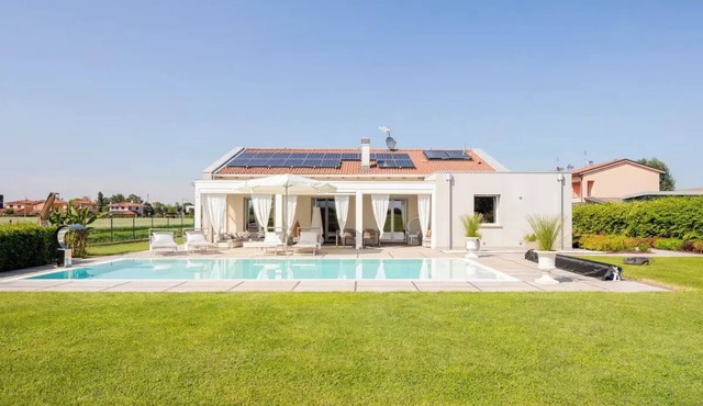 G&P Luxury Villa With Pool