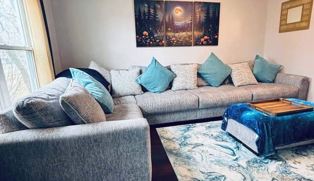 Galactic Oasis Wonderful 5 bedroom theme home, Wi-Fi, king beds and smart tvs