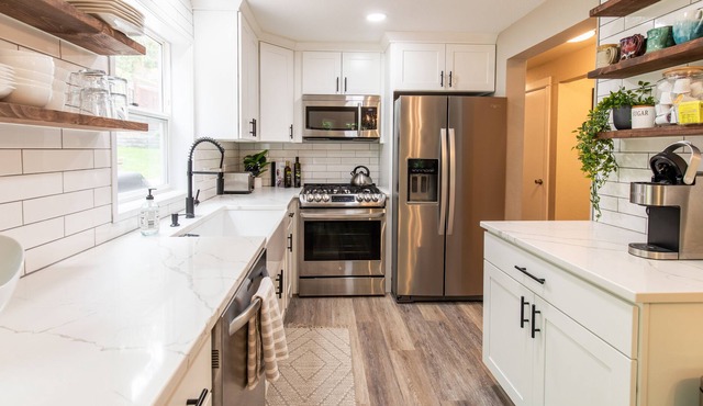 Galbraith Getaway: Lush & Cozy + Backyard trail access