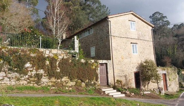 GALICIAN RURAL HOUSE. The charm of stone and water.