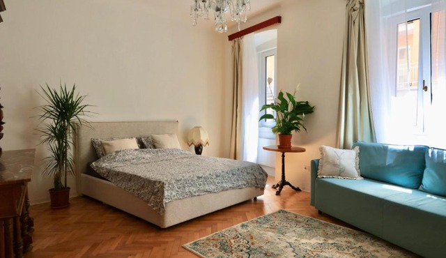 Galileo Galilei Design Apartment by the Park