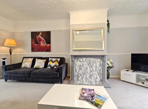 Galtres House -Spacious Home with Garden & Parking
