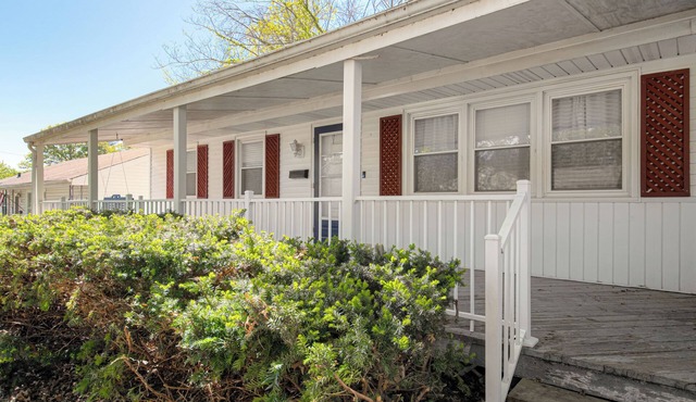 Game Day Getaway! Delightful 3-bedroom house with AC in charming Independence