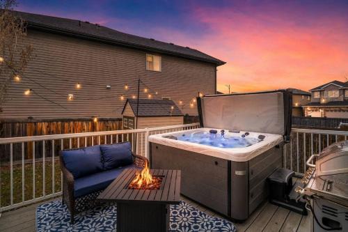 Game Night Getaway - HotTub - AC - BBQ - Firetable - KingBed
