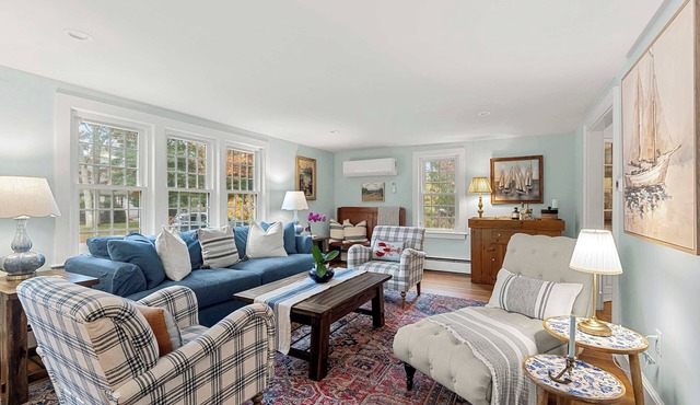 Game Room, Central AC, 4 mins to Craigville Beach!
