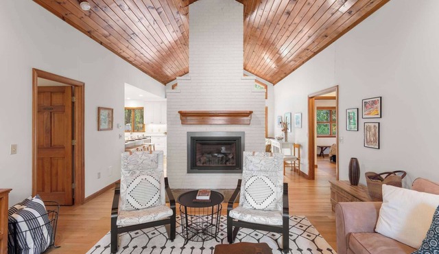 Game Room, Central AC, Short Drive to Beaches!