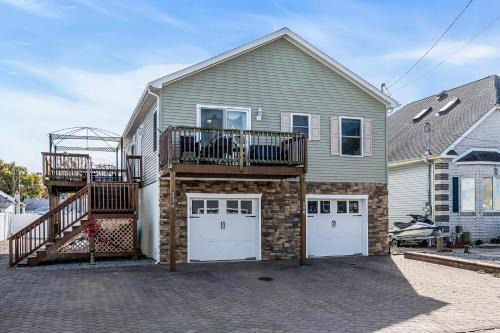 Game Room, Kayaks, Steps to the Ocean!