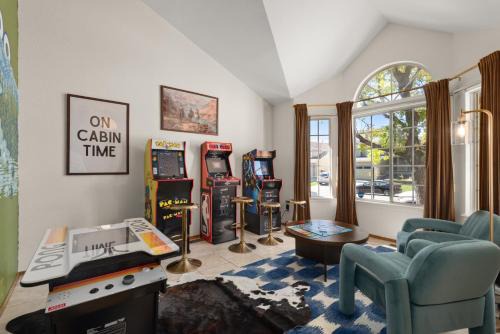 Game Room Paradise, Firepit & Outdoor Movies