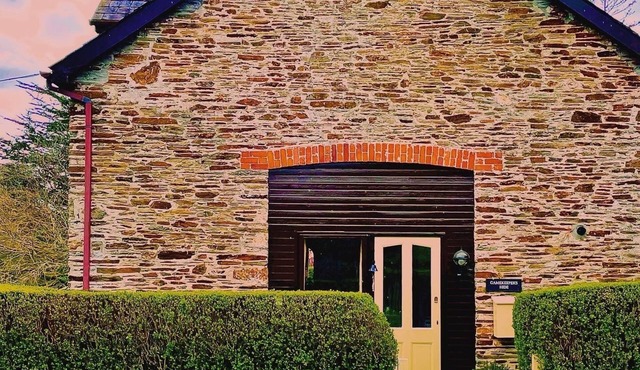 Gamekeepers Hide - Stunning cottage with two heated pools feet away