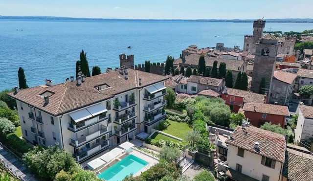 Garda Amore: Deluxe Two-Bedroom Suite with Lake & City View in Sirmione Old Town