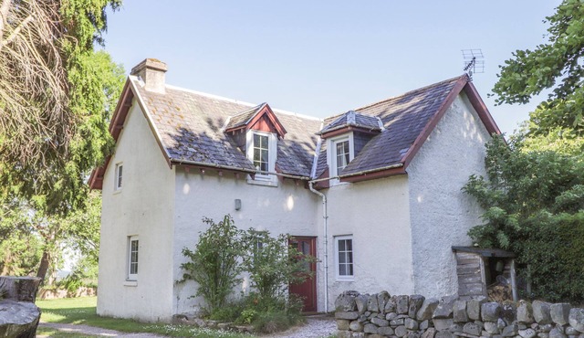 GARDEN COTTAGE, family friendly, with open fire in Lhanbryde