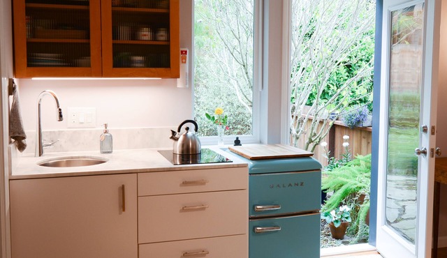 Garden studio oasis w/kitchenette and private entrance