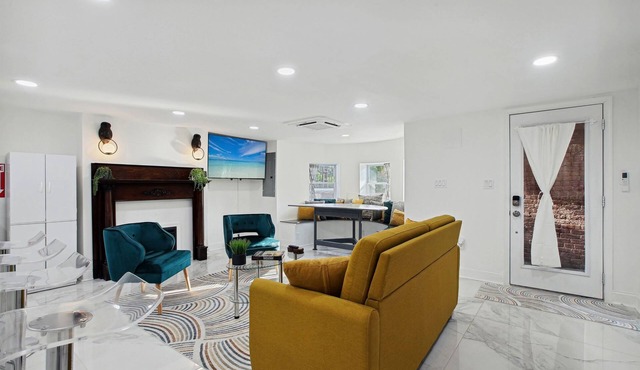GardenLevel 4BR/2.5BA-Parking+By Convention Center