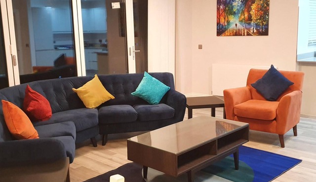 Garland Modern Spacious Apartment, Brentwood 1 with Private entrance & Parking