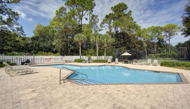 Gated Beach Condo Pool, Tennis, Gym Walk to Ziggy’s St. Simons