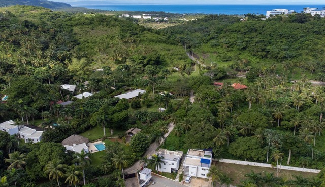 Gated Community Retreat 15 minutes walk to Coson Bay Beach