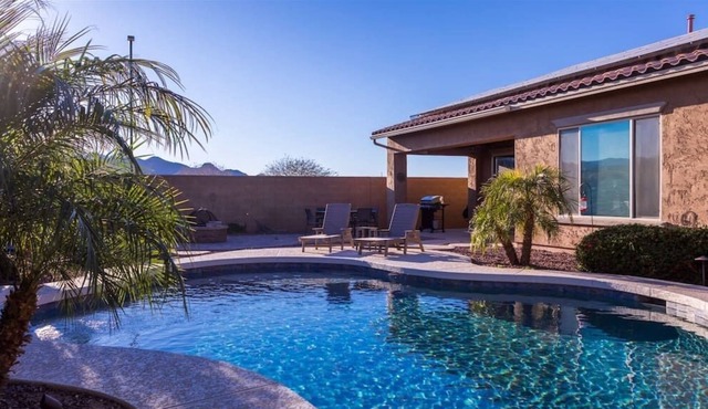 Gated spacious oasis w/ pool, BBQ, huge kitchen
