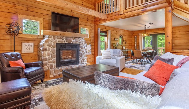 Gateway Getaway- Pet Friendly , Private Cabin with Hot Tub & Firepit!