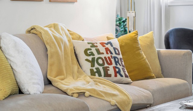 Gather & Stay- whole house, full kitchens, free parking, cozy, 6BR, sleeps 16