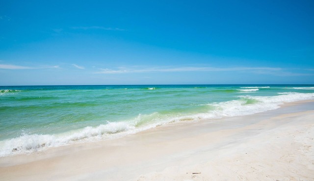 Gathering Thyme: WiFi, porch, backyard, & pool - short walk to beach