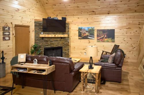 Gatlinburg Mountain Cabin: 4 Mi to National Park!