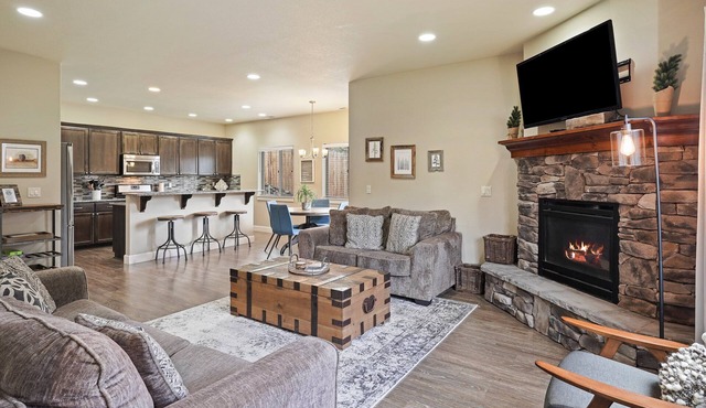 Geary Getaway - Central Location, Private Hot Tub, Fenced Yard, AC