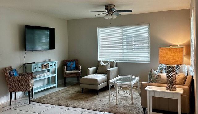 Gecko Cottage - 2 miles to the beach!
