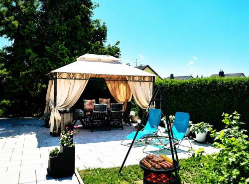 Gelbe Koffer - Design-Maisonette in Schiffweiler - private Terrasse & Grill - nahe Wald & See - Self-Check-in - 2 Parkplätze