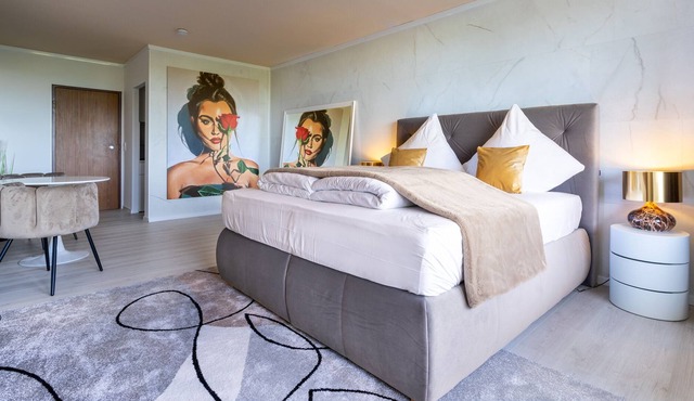 GelsenDesign III - Netflix | Balcony | Central