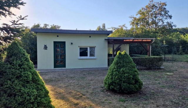 Gemütlicher Bungalow in Canow mit Terrasse, Hof und Seenähe