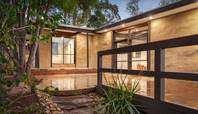 Gembrook Views nUnique and recently renovated 2br mudbrick house