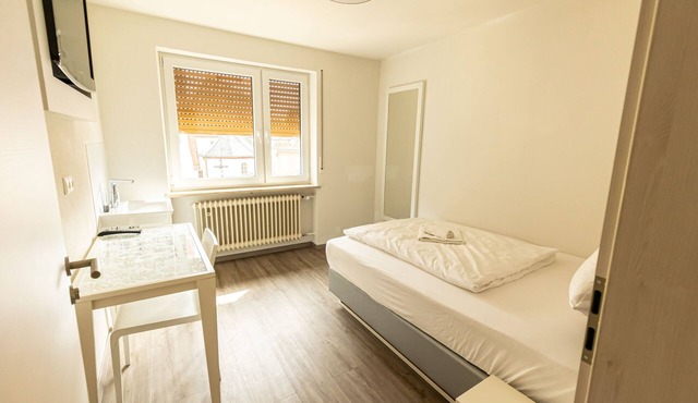 Gemeinschaftunterkunft 1 - Zi. 5 - EZ mit Großem Bett - Gasthof Schrenker