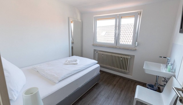 Gemeinschaftunterkunft 2 - Zi. 8 - EZ mit Großem Bett - Gasthof Schrenker
