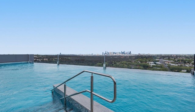 Generous 2-Bed Apartment with Great Amenities
