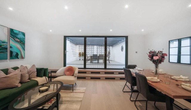 Generous 3-Bed Split-Level Apartment