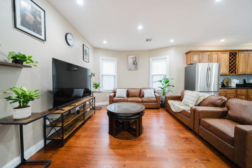 Generous 6BR Milton Getaway - Pet-Friendly Near I-93 & Blue Hills 172