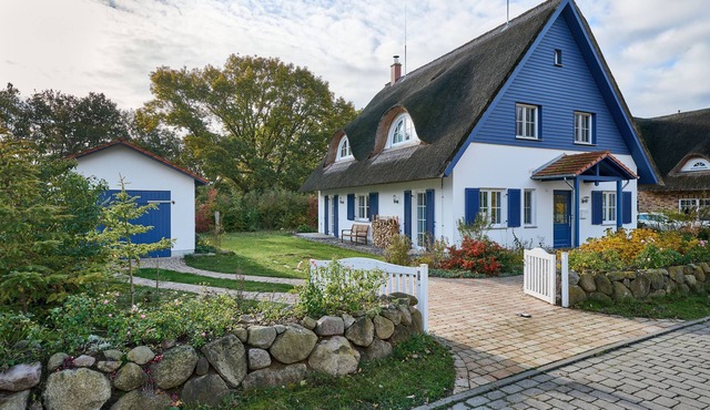 generous thatched cottage (160 m²) on the Baltic Sea, sauna, stove, forest edge location