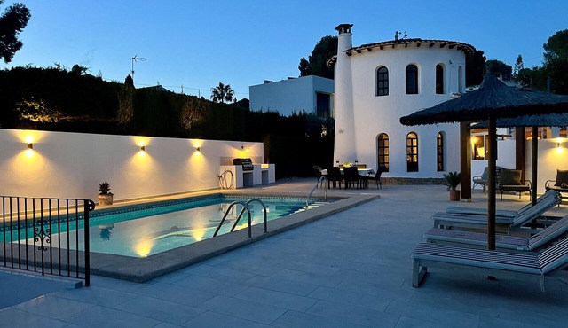 Genuine Spanish villa - large private pool - close to the beach - sun all day