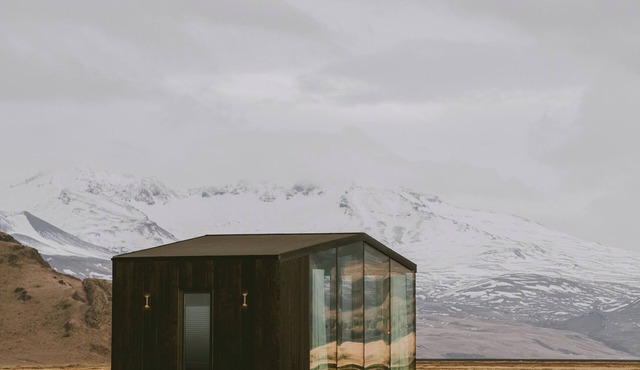 Georg luxury lodge facing Seljalandsfoss with private spa, sauna & glass roof