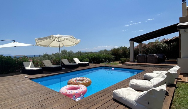 George's Villa Galaxidi, family, pool & garden!