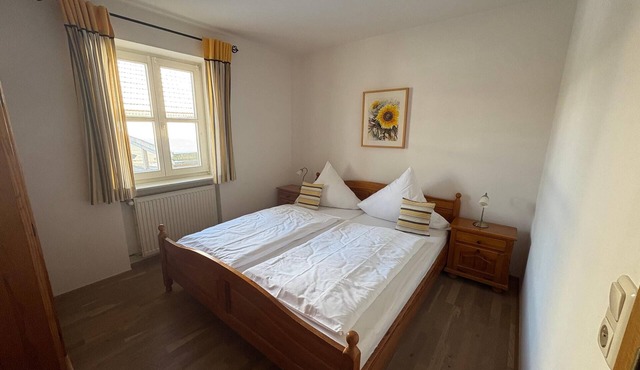 Geräumige Ferienwohnung (70m2) über zwei Ebenen mit Balkon, mit zwei getrennten Doppelbett-Schlafzimmern.
