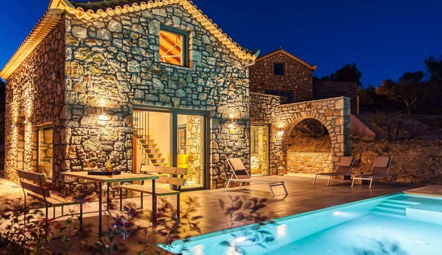Gerakada Luxury Private Pool Villa-Up to 10 guests