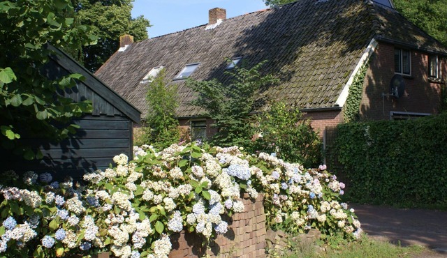 Geschmackvoll eingerichtetes Bauernhaus aus dem 19. by Interhome