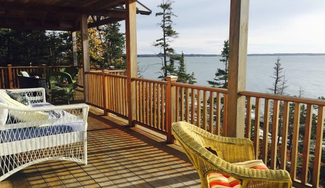 Get back to easy living! Walk to the beach, relax on the rocks. Dogs welcome