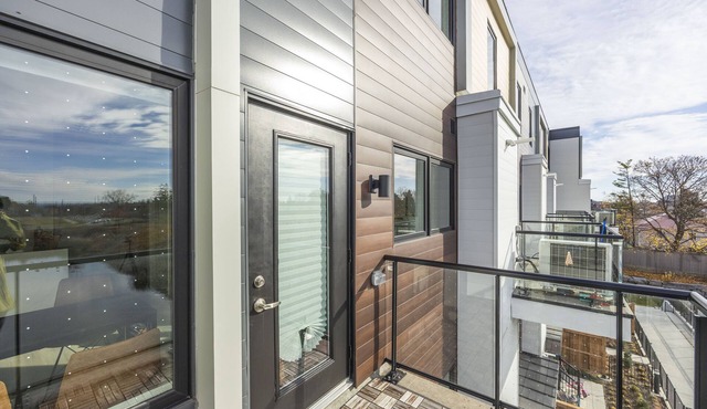 Getaway at Downsview Park- 2 BDR + 2.5 Bath