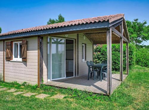 Getaway near Monclar Lake with pool