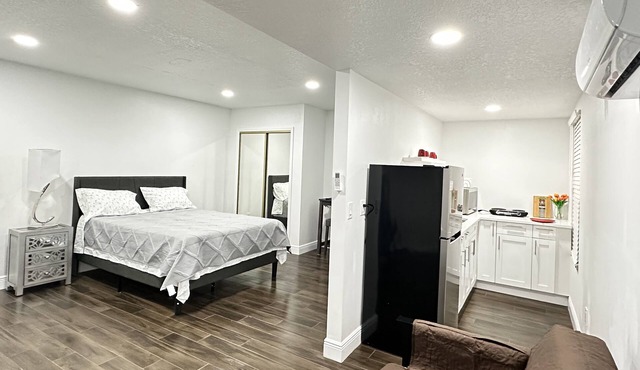 Getaway / Private SUITE B Tranquility 🏡 close to ✈️ beach, mall, park, zoo