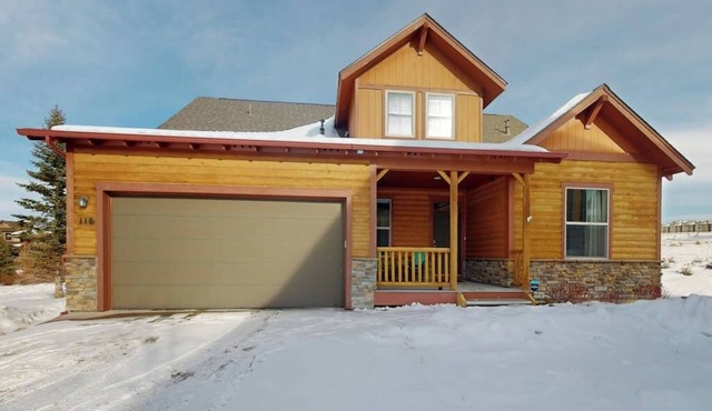 Getaway with fireplace, gas fire pit, shared pool/hot tub-minutes to ski & golf